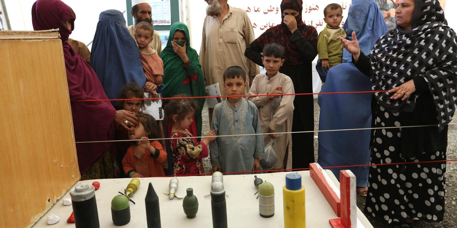 Afghanska barn får undervisning om föremål som kan vara farliga. Arkivbild.