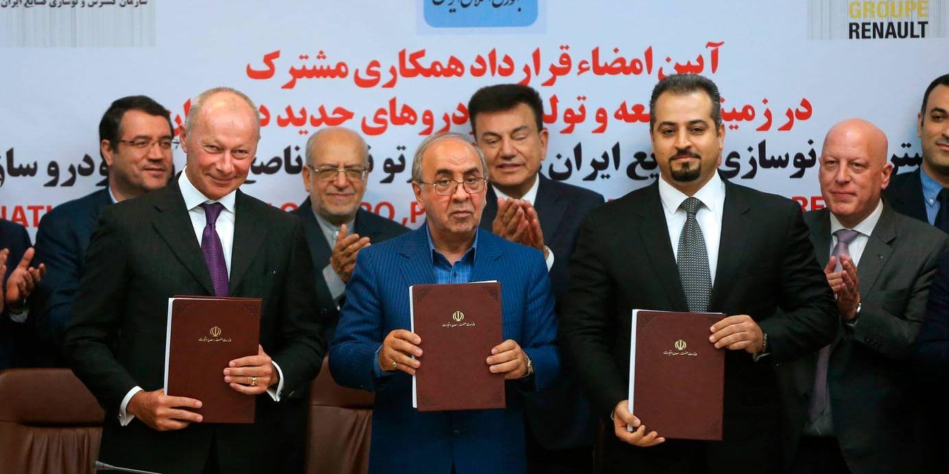Thierry Bolloré, chef inom Renault-gruppen till vänster, Mansour Moazami, ansvarig för industriell utveckling i Iran i mitten och Kourosh Morshed Solouk, vd för Negin Group, efter att avtalet mellan landet och Renault hade undertecknats.