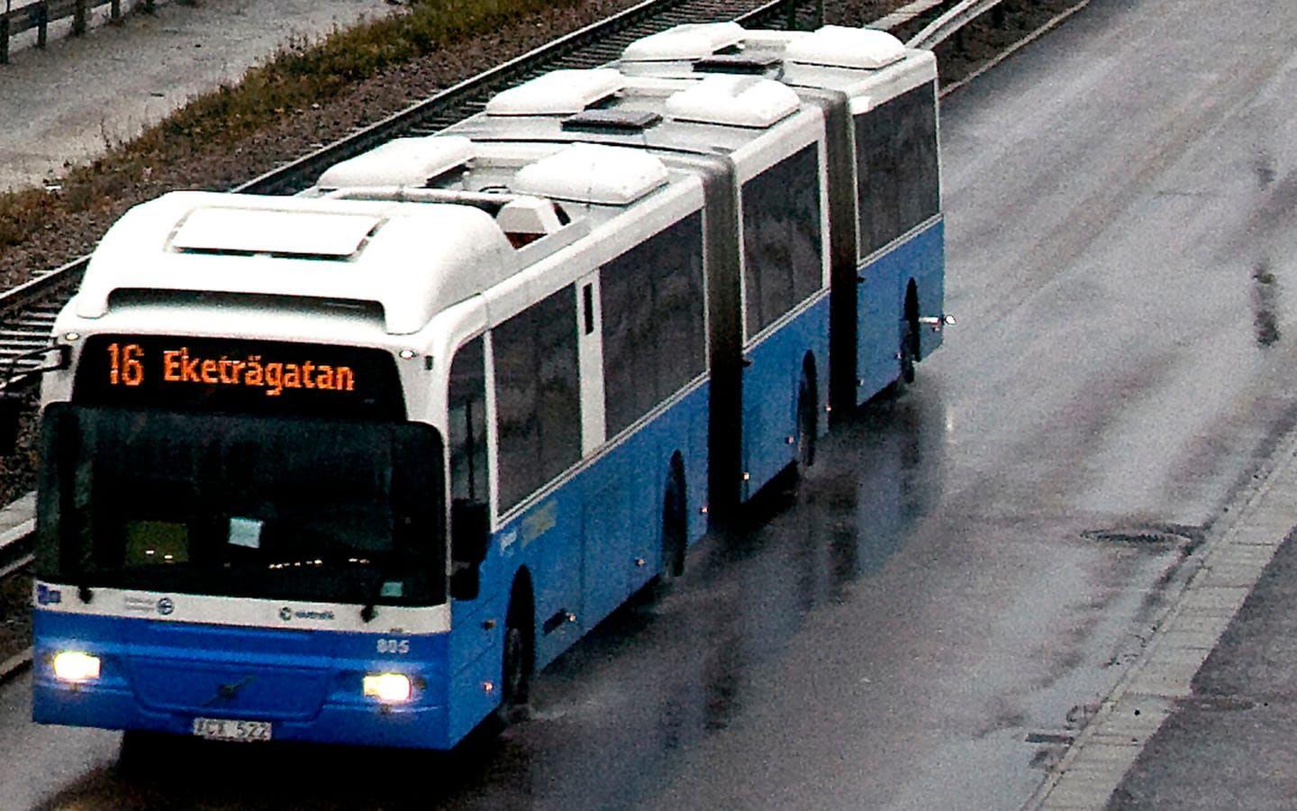 Under kväll och natt drabbas flera bussturer av kraftiga förseningar på grund av väglaget. Bild: GP