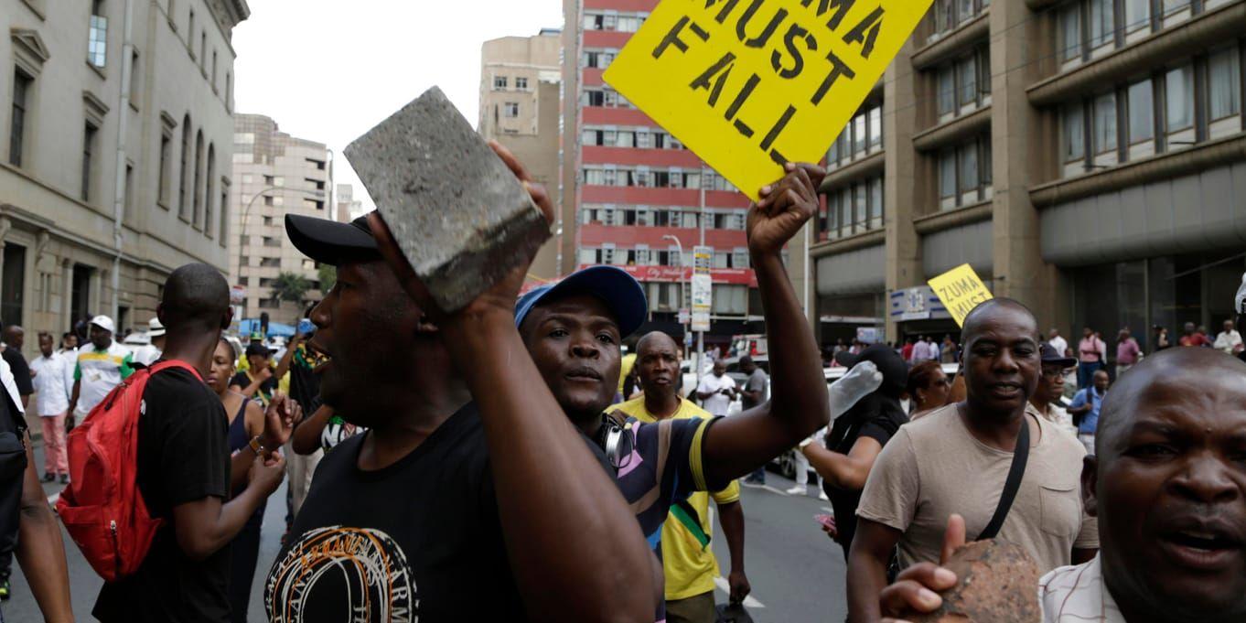 ANC-medlemmar demonstrerar mot Zuma utanför partiets högkvarter i Johannesburg. Bilden är från den 5 februari.