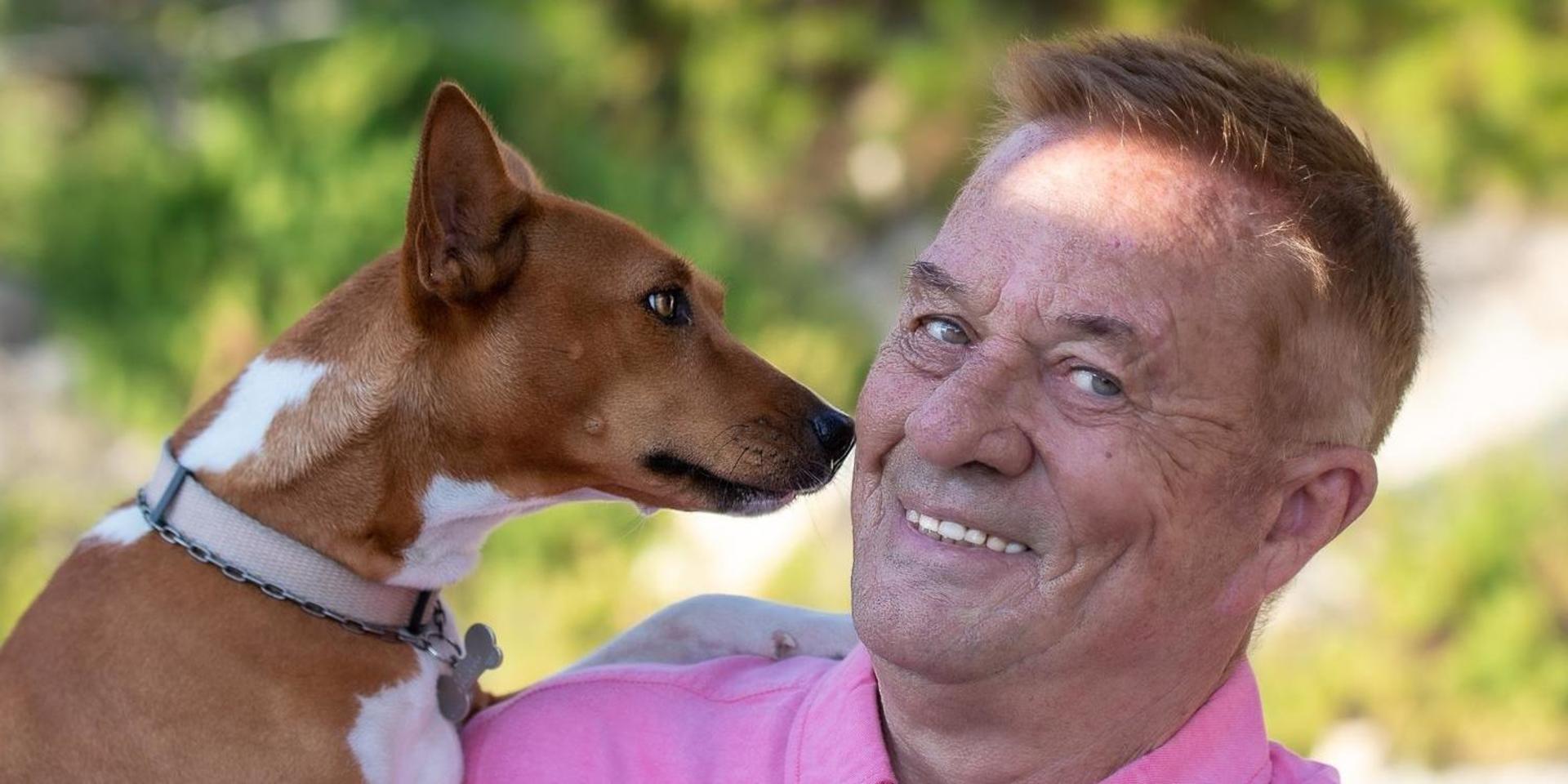 Lars-Göran Berglund tillsammans med hunden Fanny på Malta.
