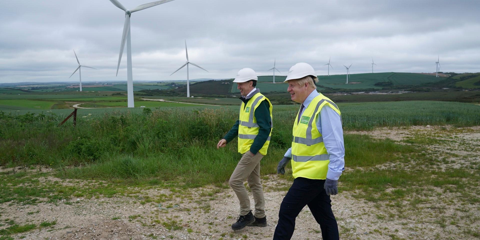 Storbritanniens premiärminister Boris Johnson synar en vindkraftspark i Skottland. Arkivbild.