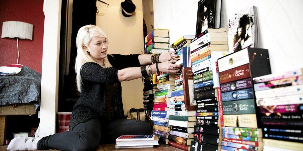 Kreativ möblering. Emma Agnell har hittat ett eget sätt att lagra sina böcker. De utgör sin egen hylla intill väggen i korridoren. De flesta tillhör modern engelsk litteratur.