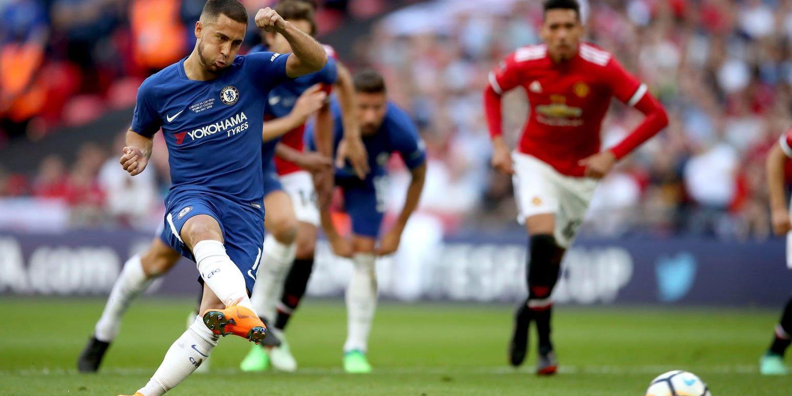 Eden Hazard gör mål från straffpunkten för sitt Chelsea i FA-cupfinalen mot Manchester United.