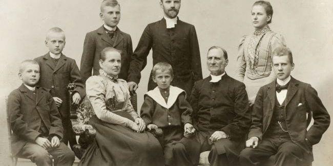 FAMILJEN BLOCK. Någon gång runt förra sekelskiftet samlades prästfamiljen Block i Örby för högtidlig fotografering. Från vänster sitter Sixten (1887–1966), mamma Cecilia (1853–1927), Ludvig (1896–1982), pappa Herder (1837–1919) och Henrik (1882–1928). Stående från vänster Anders (1889–1978), Herder (1885–1971), Carl (1874–1948) och Karin (1880–1934). Carl, som var Herder Blocks ende son från första äktenskapet, blev med tiden biskop och även Sixten, Herder d y och Anders blev präster. Makarna Block fick ytterligare sex barn som alla dog som små.