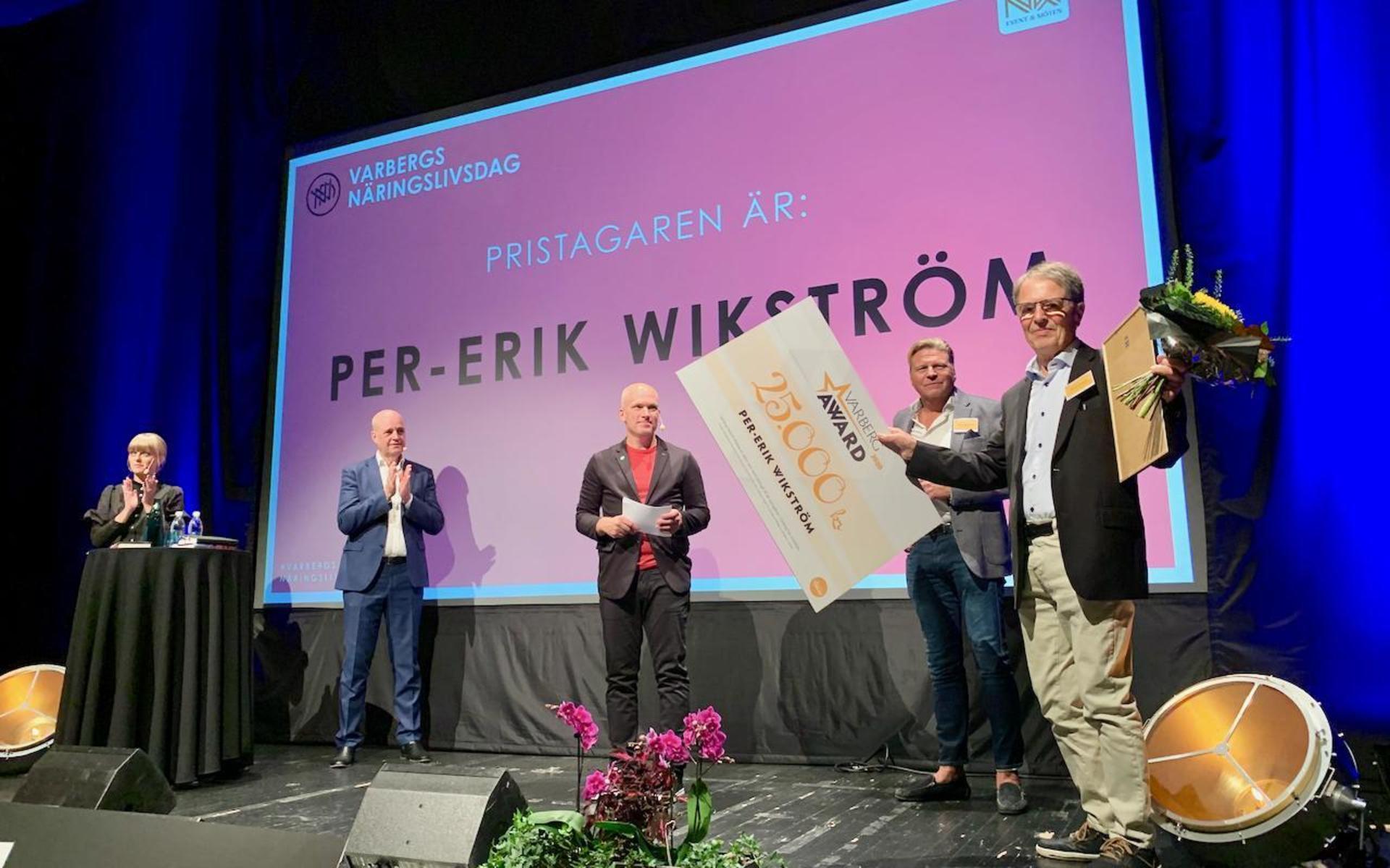 Per-Erik Wikström tar emot utmärkelsen Varberg Award 2020 av Varbergs Näringslivsförening. Föreningens ordförande Jonas Henricsson och före detta statsminister Fredrik Reinfeldt medverkade.