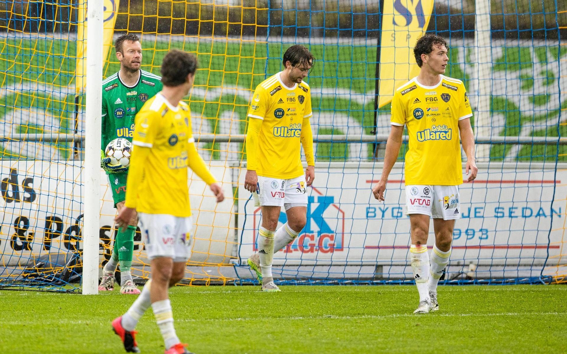 FFF-försvaret med Viktor Noring, Axel Norén och Kalle Björklund fick se tre bollar gå in i det egna målet i den tunga förlusten mot Vasalund.