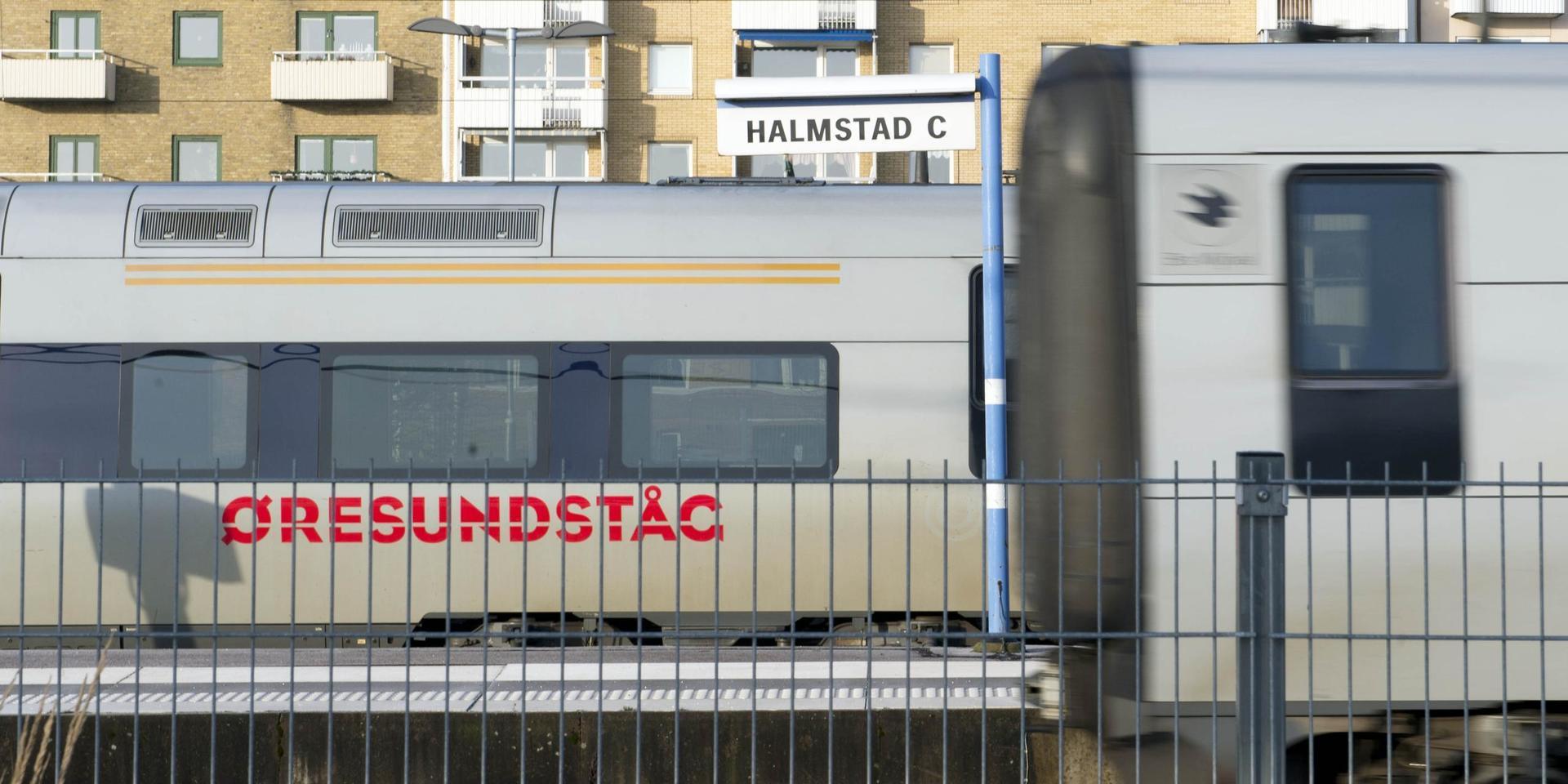 Tåget stannade i Halmstad på söndagskvällen och en polispatrull mötte upp.