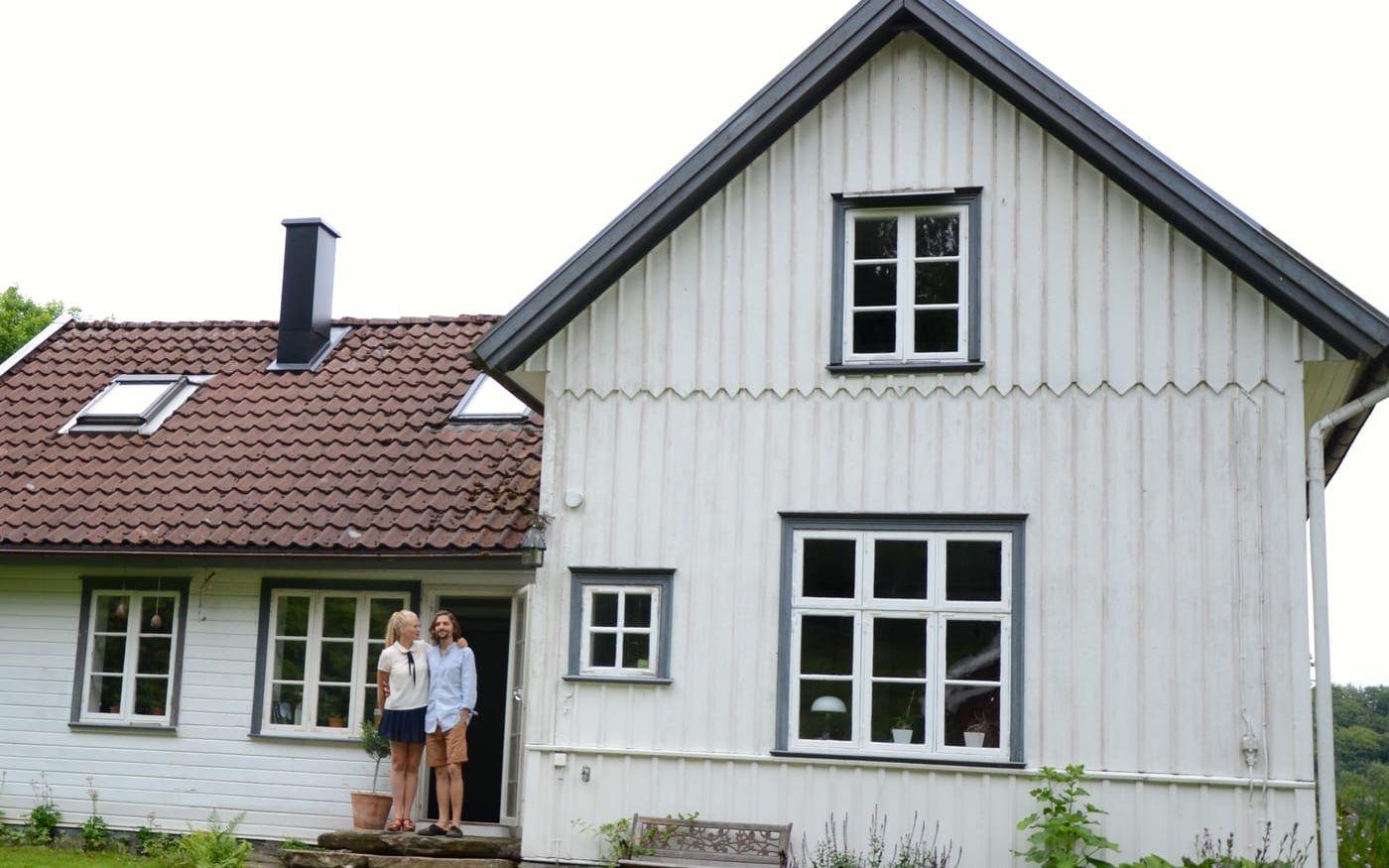 Lamberts gård på Äspenäs Huset byggdes i början på 1900-talet och var troligen ett ditflyttat torp. Med tiden har det byggts om och till. 1929 fick huset en veranda och ett torn och kallades ”tornhuset” i bygden.