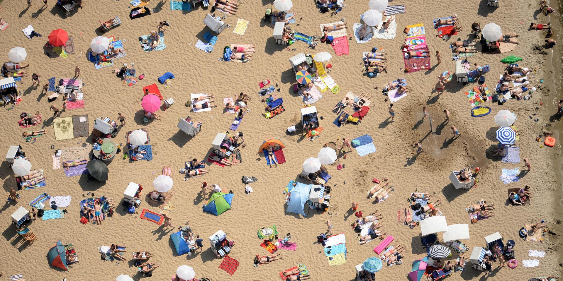 En varm sommardag kan det vara välfyllt på sandstränderna. Hur ska coronasmittan hindras där? undrar insändarskribenten. (Bilden är från en strand i Berlin).