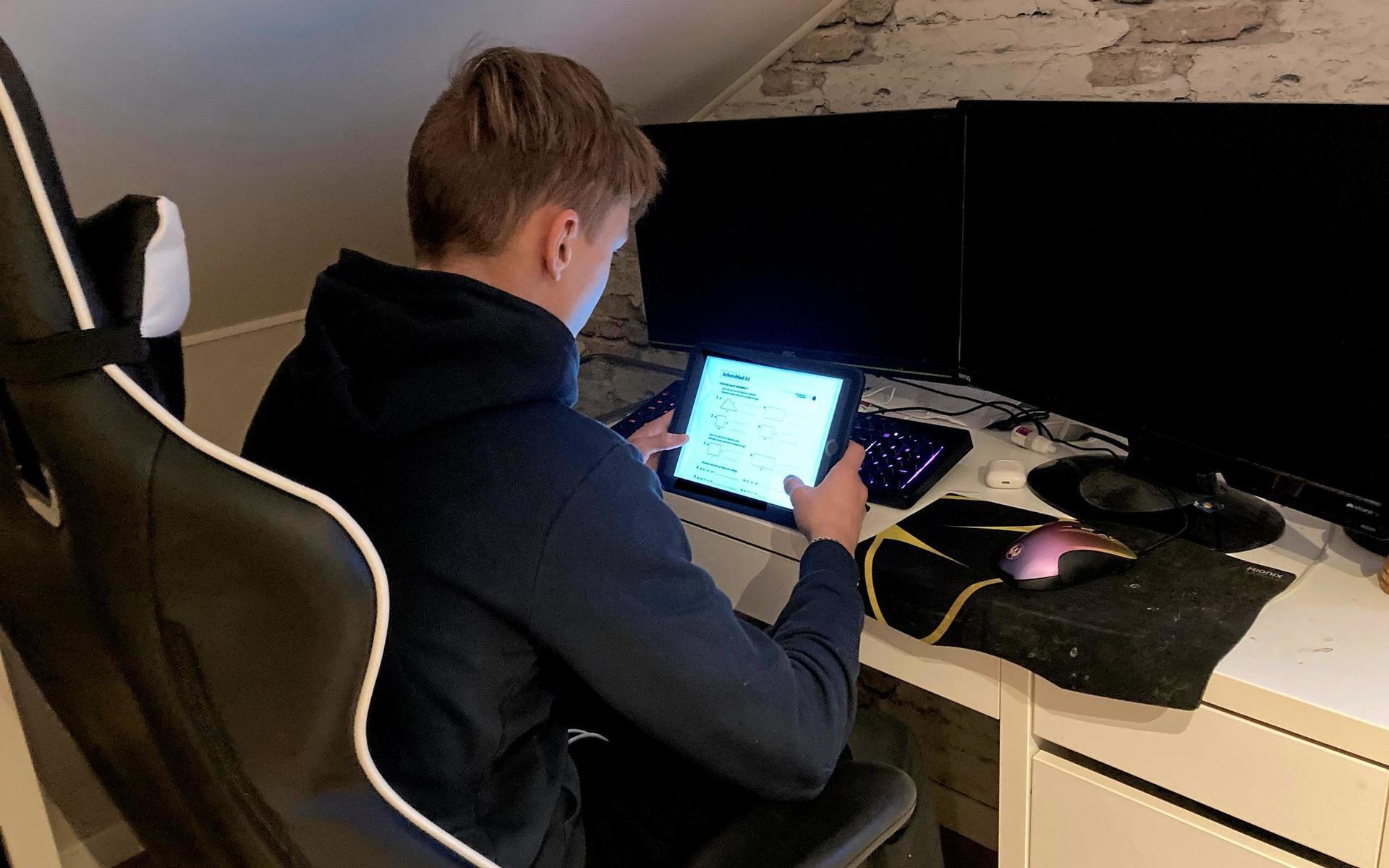 Erik Thorstedt går på Söderskolan men studerar nu hemifrån. Han sköter arbetet från sitt skrivbord på rummet. 