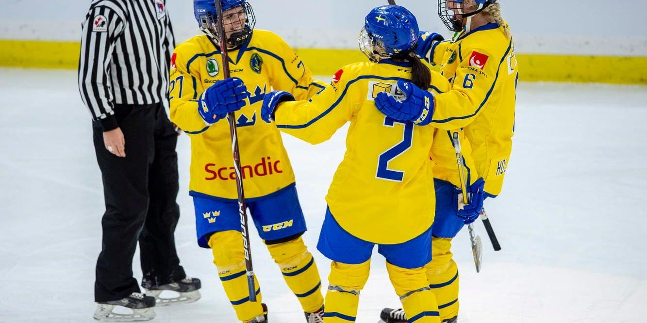 Emma Nordin gjorde damkronornas enda mål i matchen mot Kanada. Här firar hon målet med Emmy Alasalmi och Josefine Holmgren.