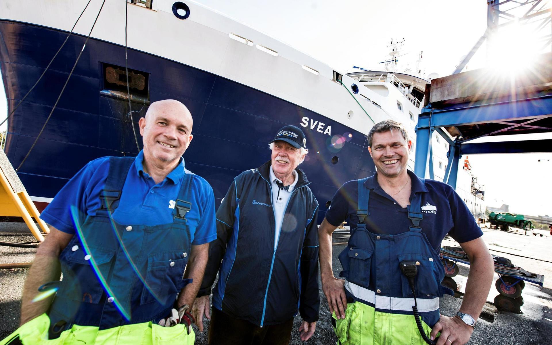 Pristagaren med Micael Öst och Per-Johan Mellberg som är trålmästare på forskningsfartyget Svea som ligger på varv i Falkenberg. Besättningen har deltagit i fyrkamp som arrangerats i land av Lasse.
