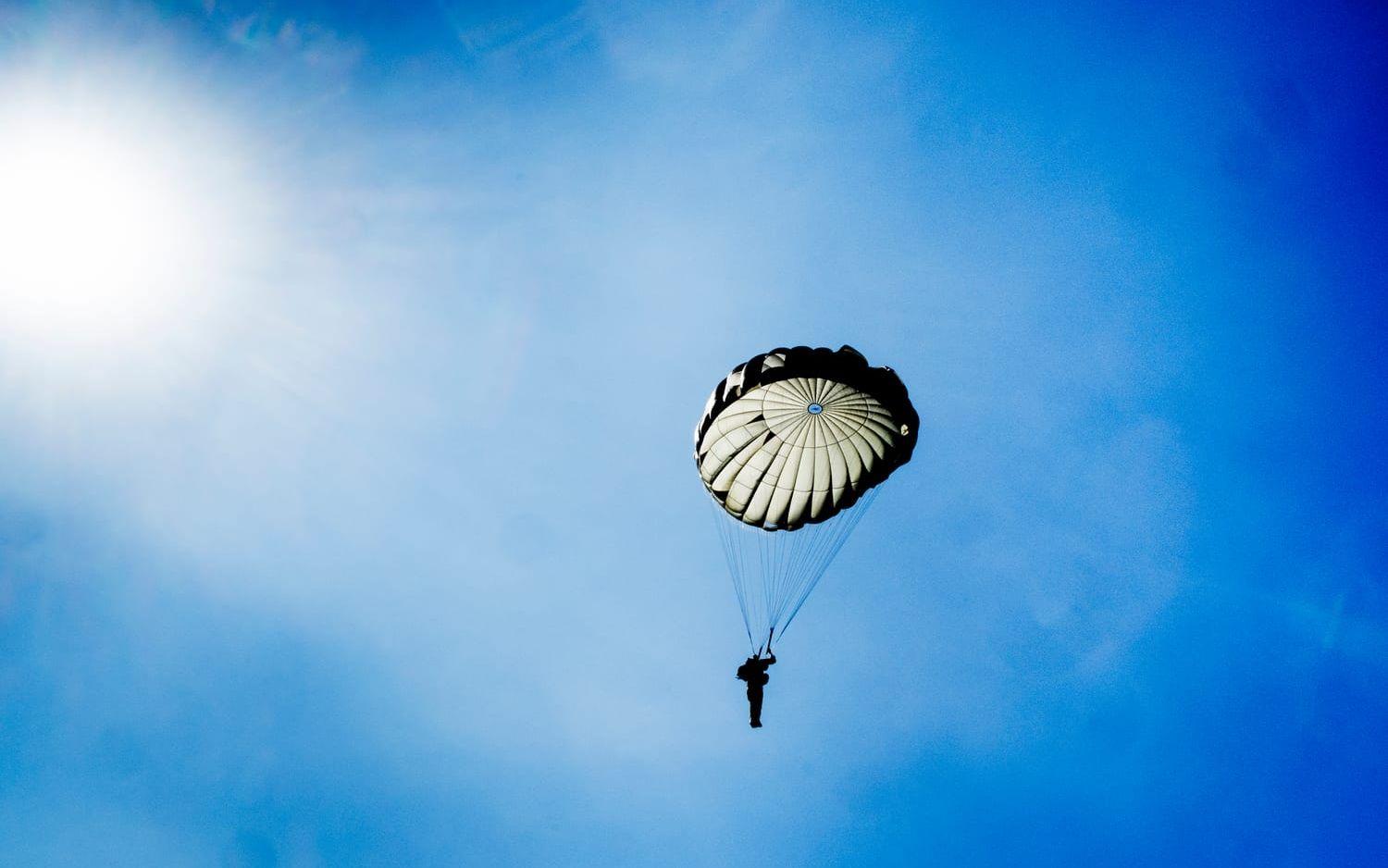 Base jumping är en sport där utövarna hoppar fallskärm från fasta föremål som berg eller byggnader. FOTO: Magnus Hjalmarsson Neideman