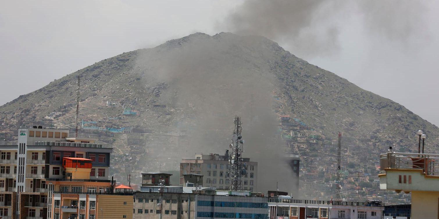 Ett stort moln av rök steg upp mot skyn i samband med explosionen i Afghanistan huvudstad Kabul på onsdagen.