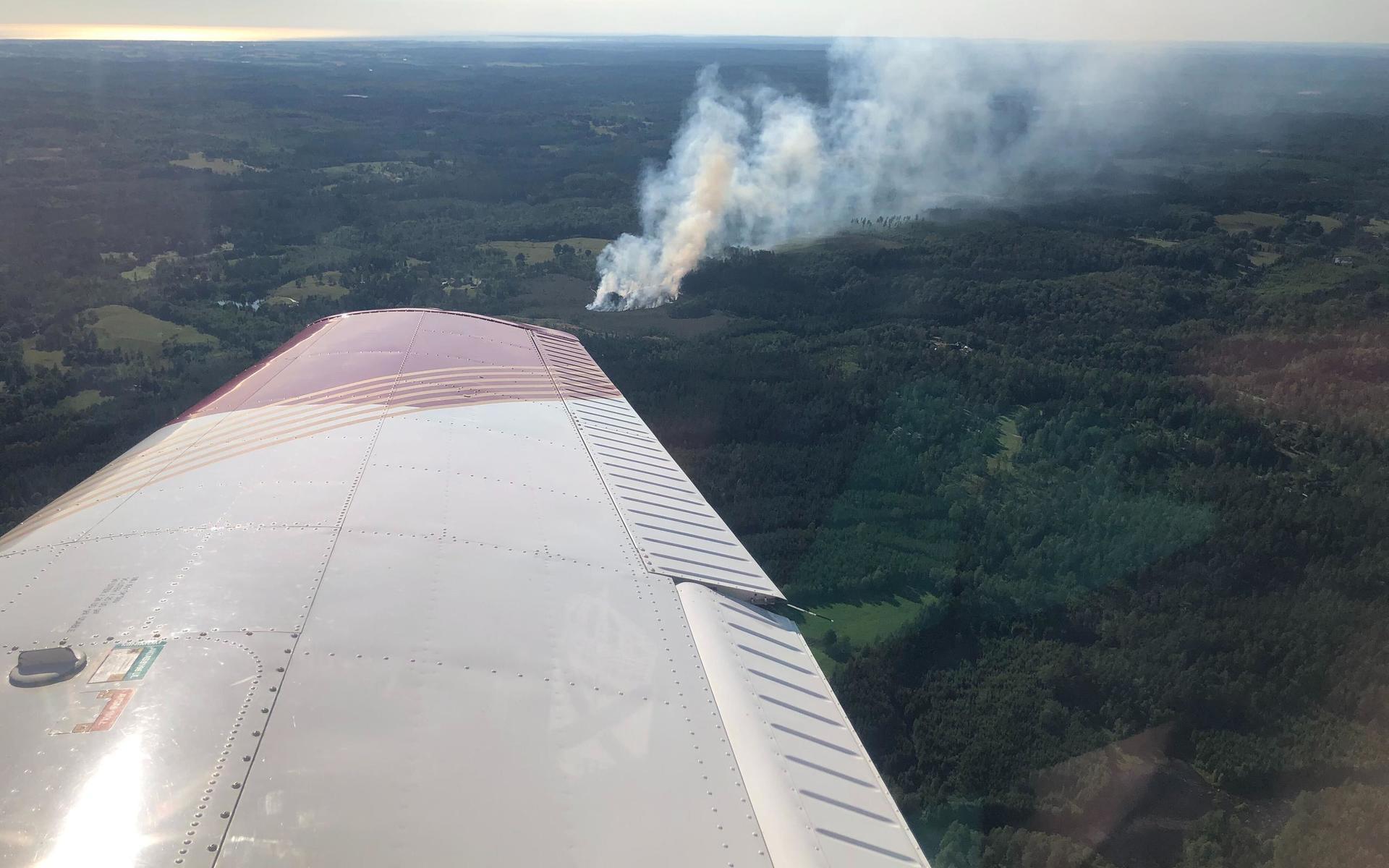 På 50 km avstånd får brandflyget syn på en rökpelare i horisonten. Det visar sig vara en gräsbrand i Bållalt utanför Knäred.