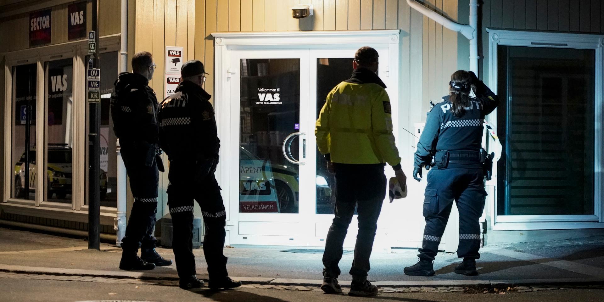 Polis söker igenom centrala Kongsberg.