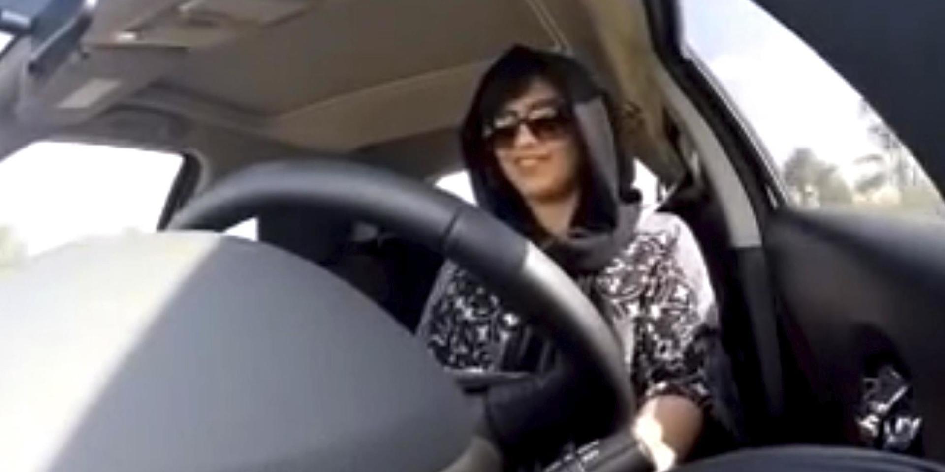 Loujain al-Hathloul i en selfie då hon kör bil från Förenade arabemiraten mot den saudiska gränsen 2014. Hon fängslades i 73 dagar på grund av bilfärden. Arkivbild.