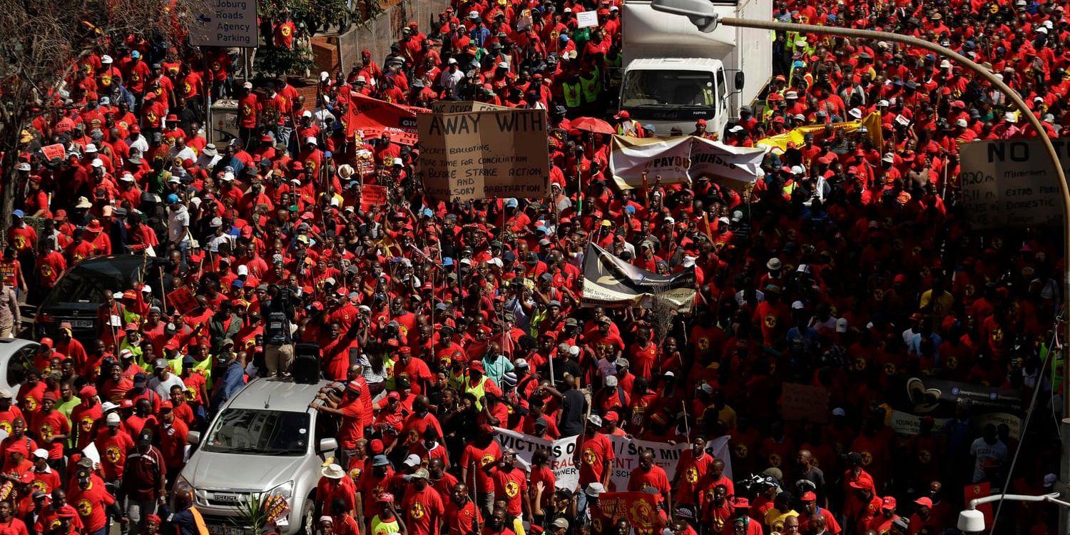 Tusentals människor demonstrerade under onsdagen runtom i Sydafrika mot förslag att införa en minimilön som kritiker menar är alldeles för låg.