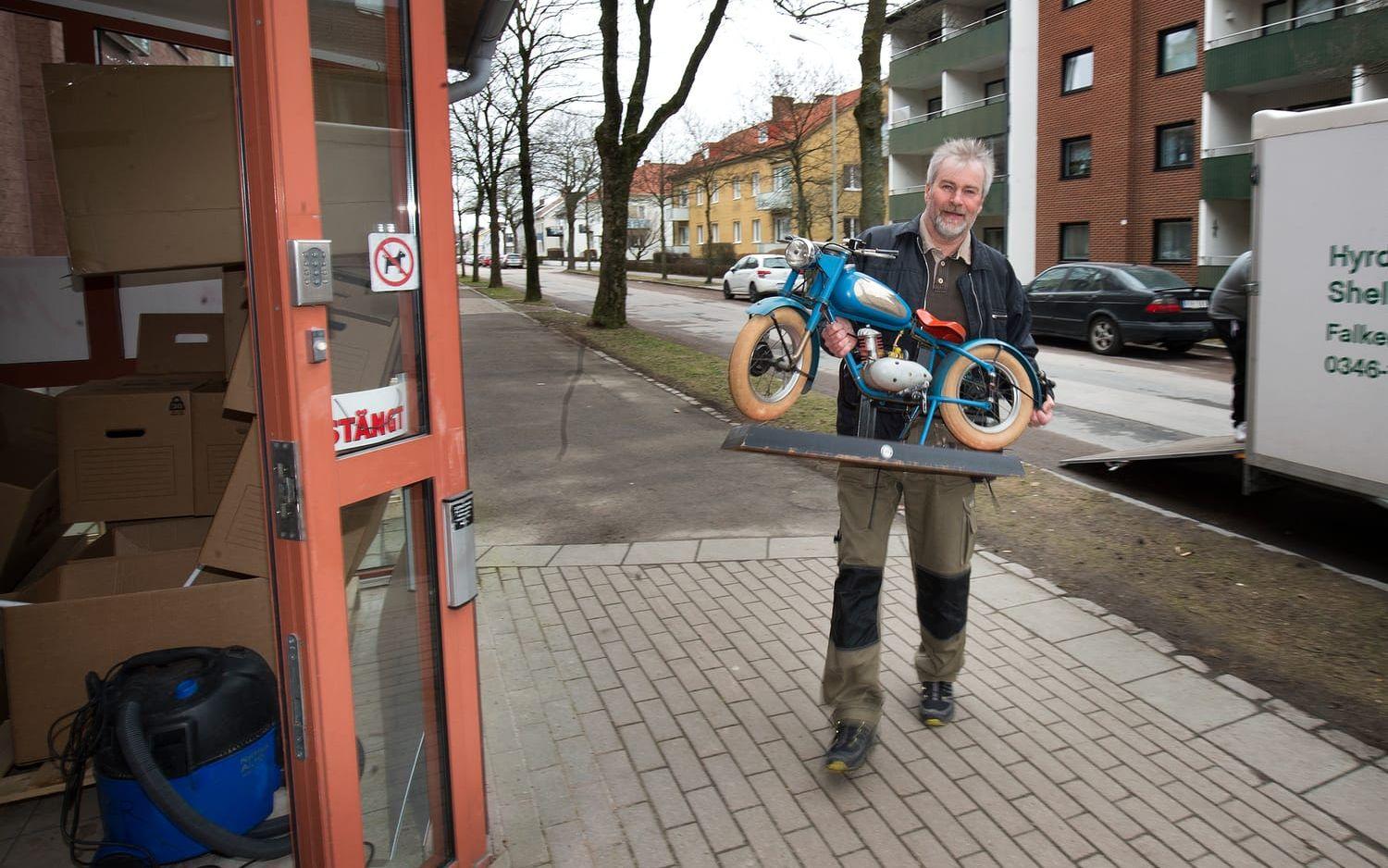 Lennart Svensson i flyttlasset till Murtans nya lokaler i stan (inte lokalerna som brann). Arkivbild: Ola Folkesson