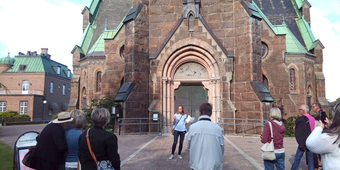 Nyfiket. Malin Clarke berättar för deltagarna om Falkenbergs kyrka, ett praktexempel på nygotisk byggnadsstil. Foto: Ludvig Köhler. 