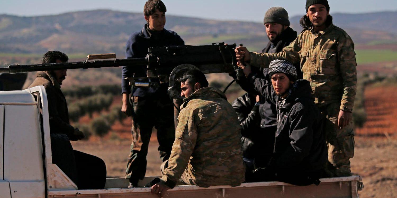 Syrisk rebeller allierade med Turkiet på väg mot striderna i Afrfin.