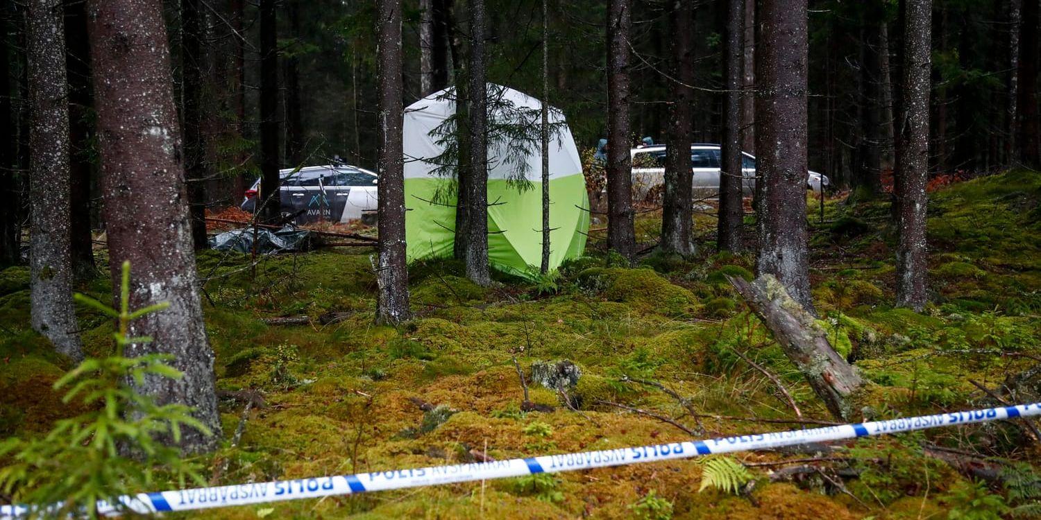 Polisens tekniker vid området runt Mulleberget i Ulricehamn, där en kvinna i 60-årsåldern hittades död under tisdagen.