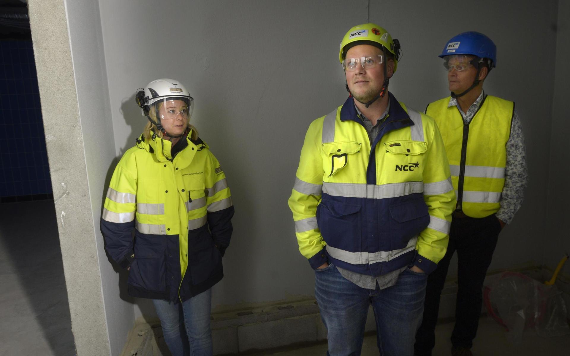 Jenni Wennerström, byggprojektledare Varbergs Fastighets AB , Johan Sundberg, platschef NCC, och Olof Johansson, enhetschef badanläggningar, kultur- och fritidsförvaltningen.