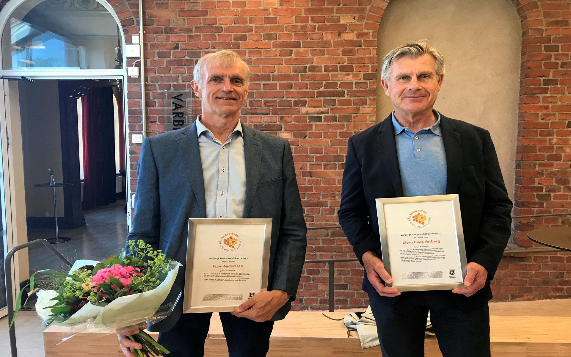 Kommunens hållbarhetspris delades ut till solcellsentusiastiske Egon Andersson (till vänster) och Stora Coop Varberg.