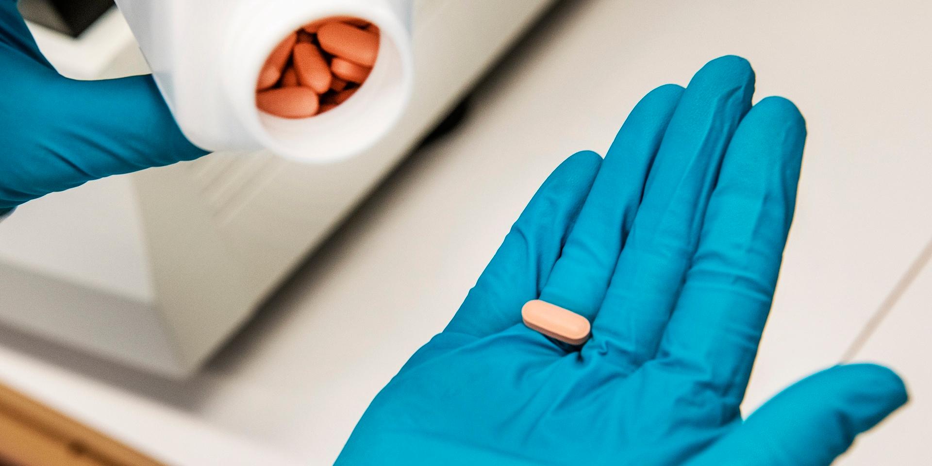 Mediciner står för den största delen av exporten. Här ett piller som forskare i Södertälje undersöker i laboratoriet. Arkivbild.