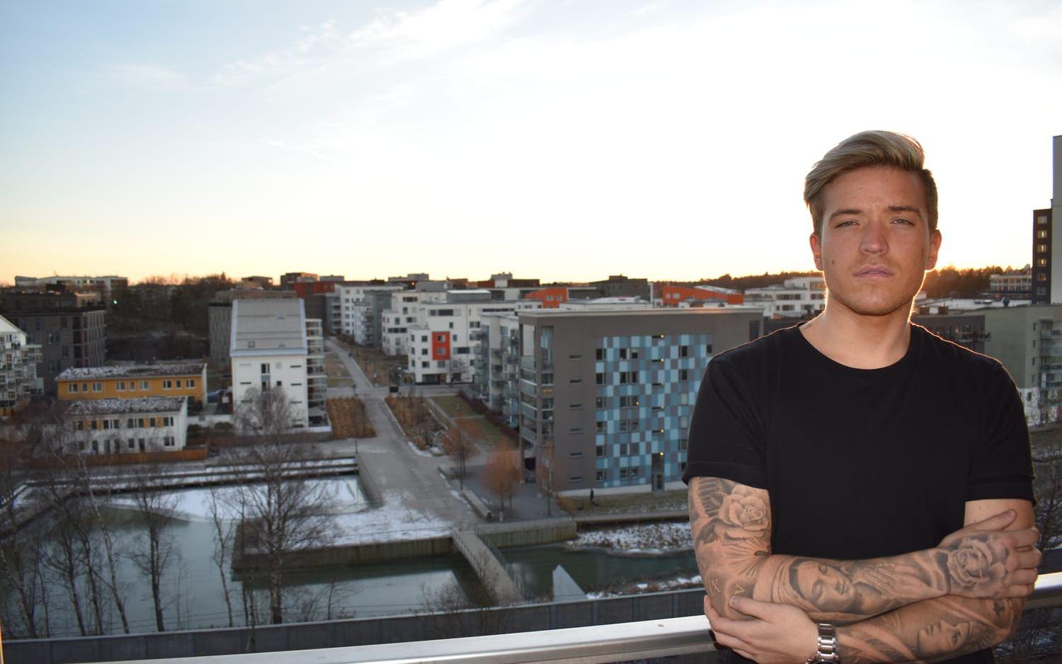 Gustav Axborn bor i Stockholm. Nu vill han utveckla sin musikkarriär. Bild: Privat
