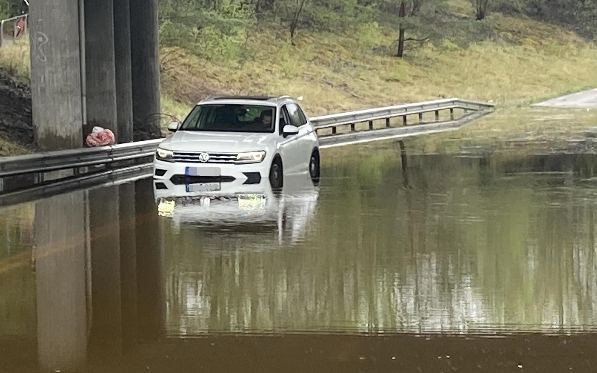 En bil körde fast i vattenmassorna som samlats i viadukten på väg 845 under lördagen.