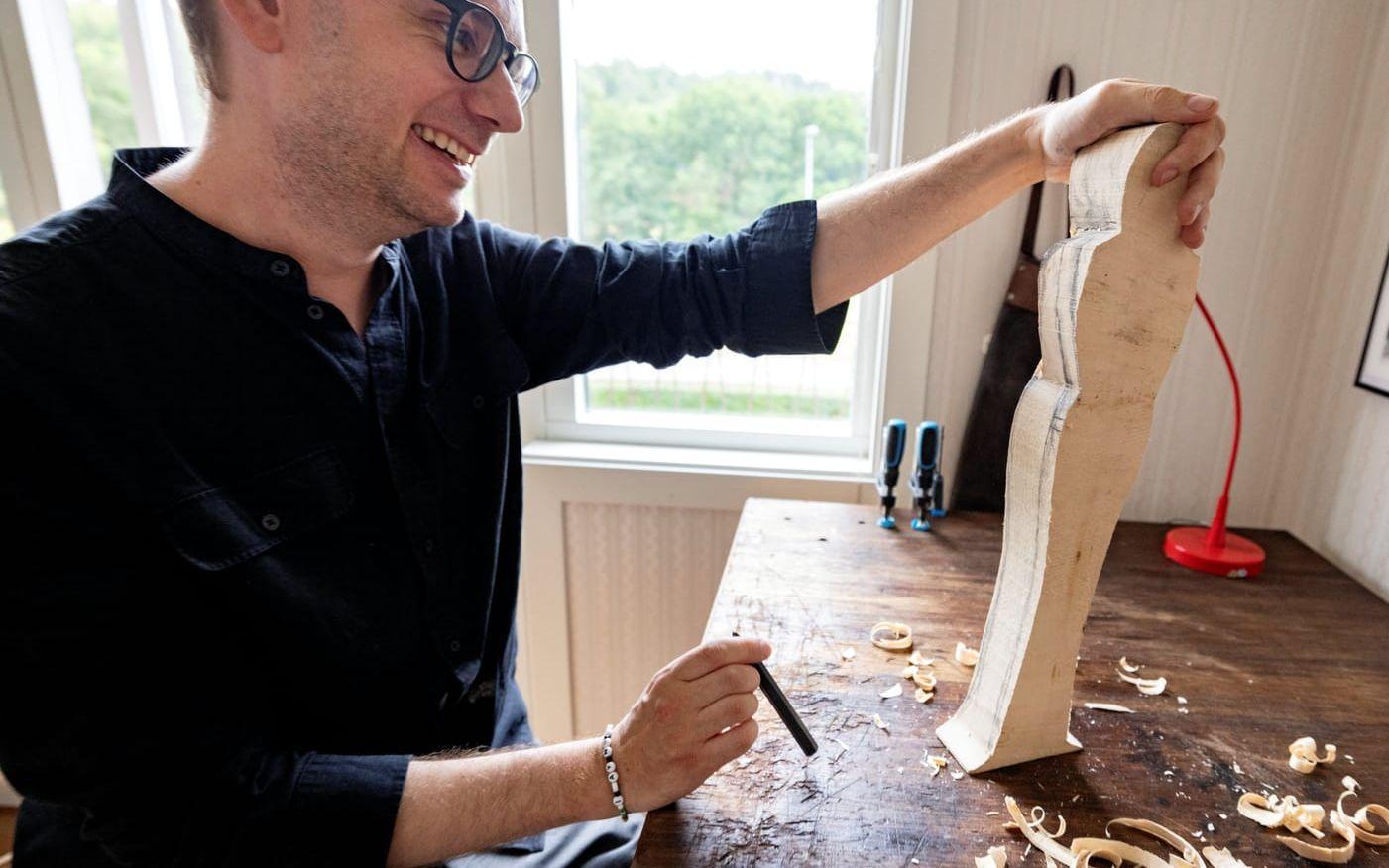 Eric Knutsson tillverkar skulpturer av trä.