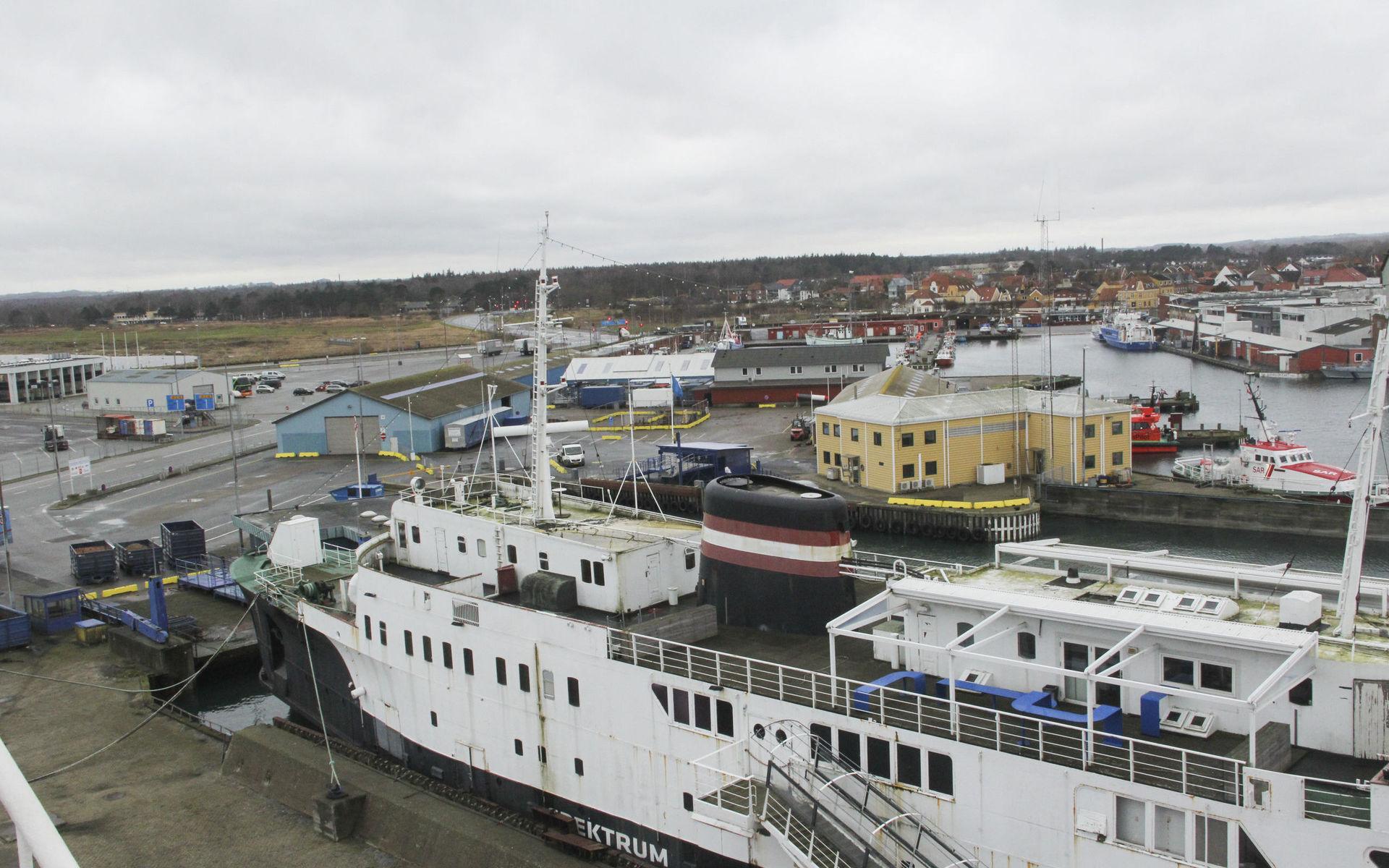 Synen kan bli sällsynt för de Varbergsbor som tar avsked av Grenå hamn. Färjan mot Anholt syns i förgrunden.