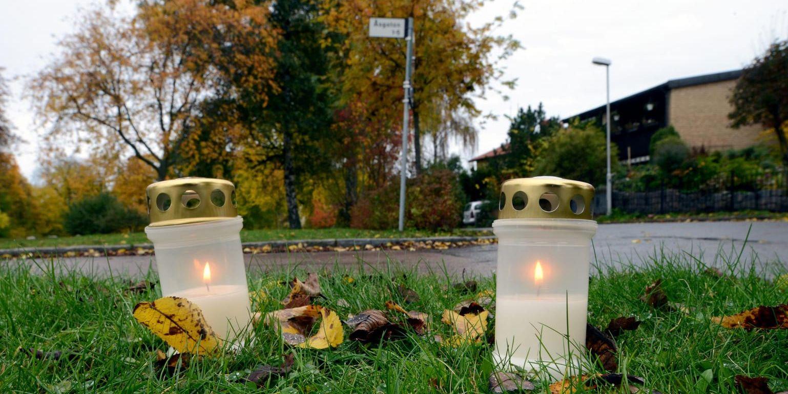 Två tända ljus på platsen för dubbelmordet på Åsgatan i centrala Linköping på åttaårsdagen för mordet. Arkivbild.