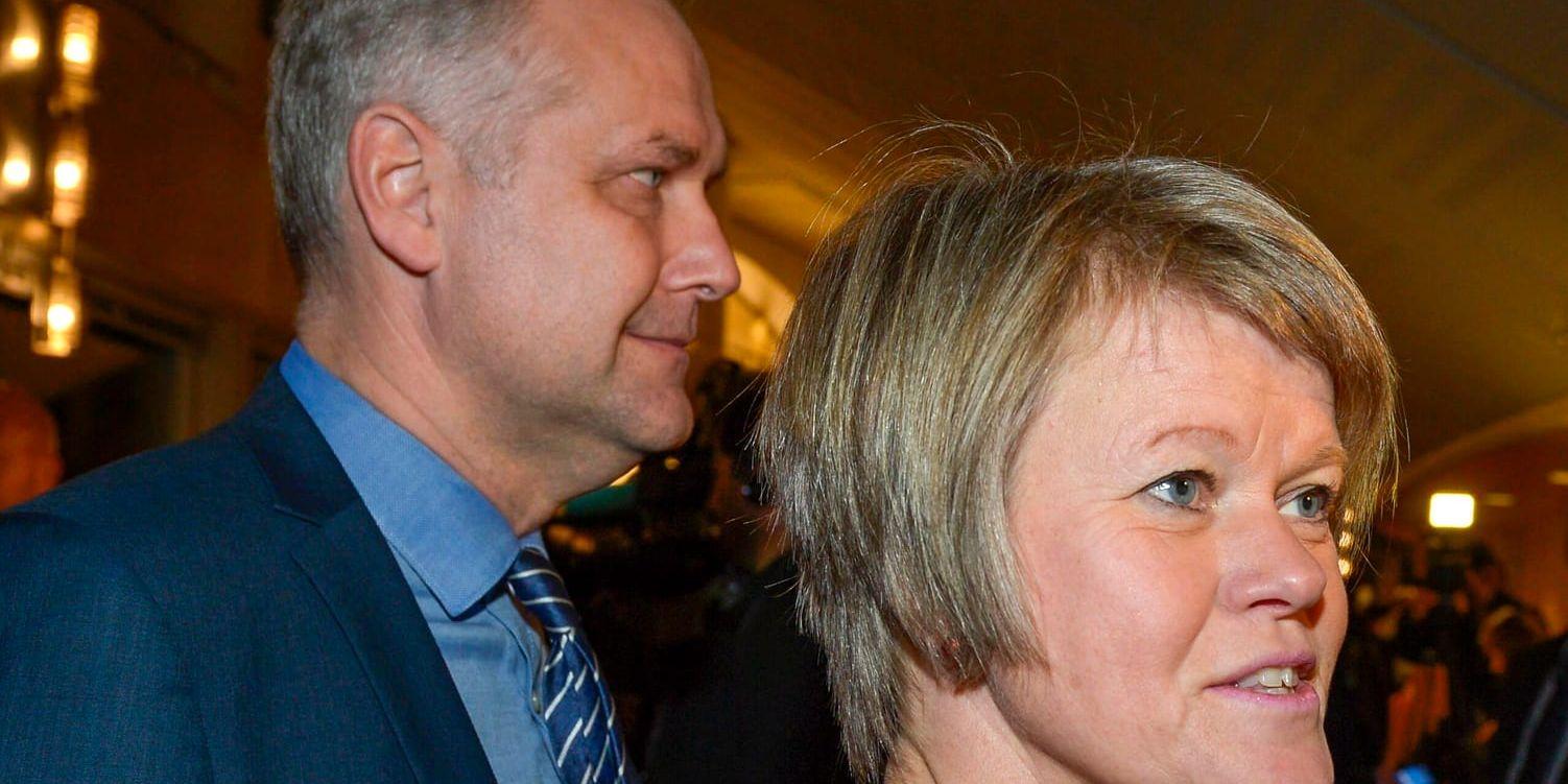 Vänsterpartiets Jonas Sjöstedt och Ulla Andersson lägger fram sina budgetkrav. Arkivbild.