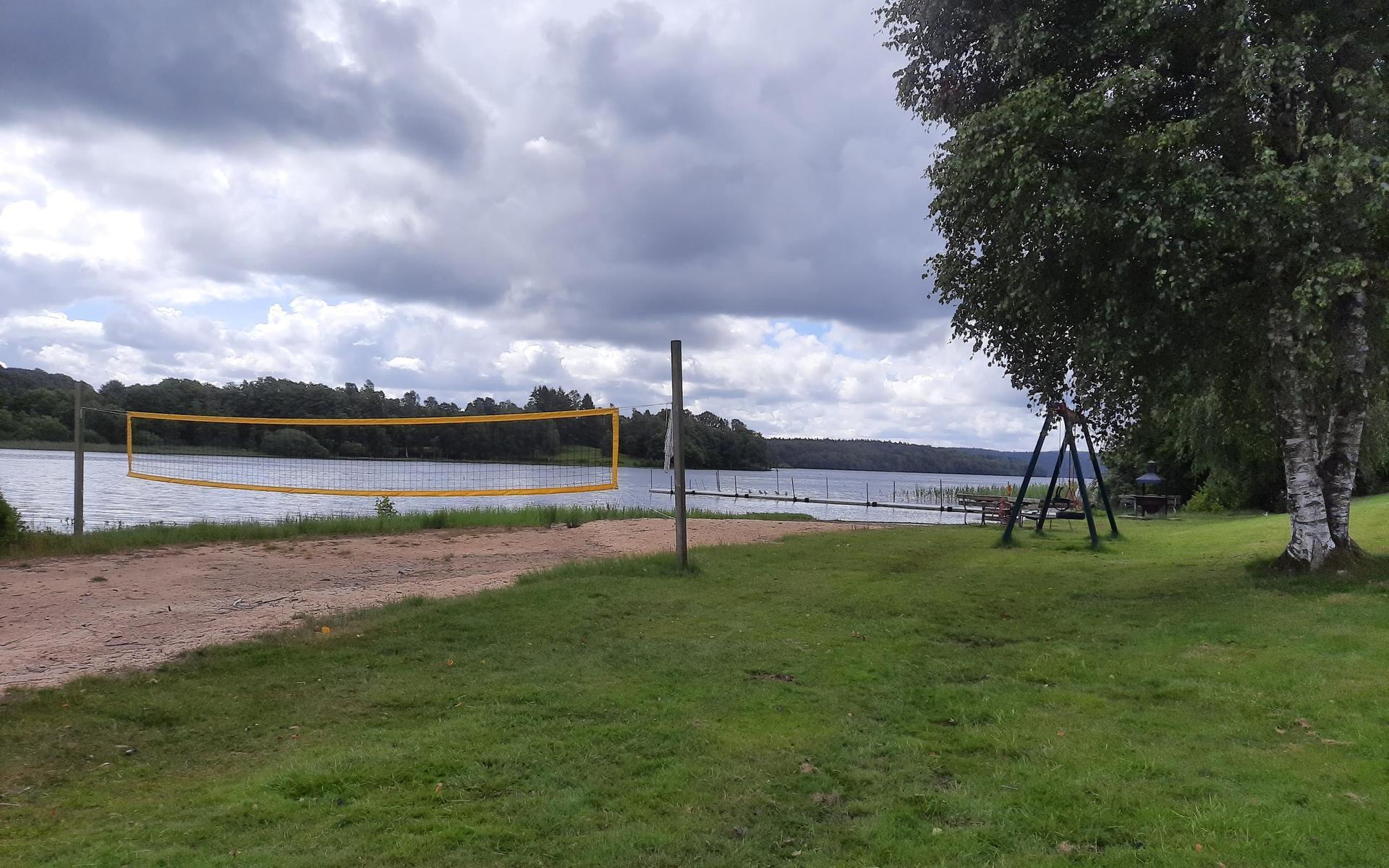 Vid Mäsen finns det möjlighet att spela beachvolleyboll. Sjön är för övrigt Hallands djupaste.
