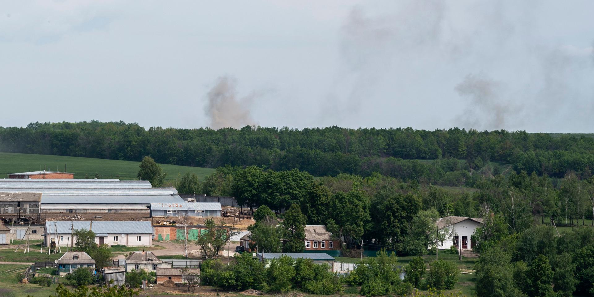 Rök stiger efter attacker utanför staden Charkiv i onsdags.