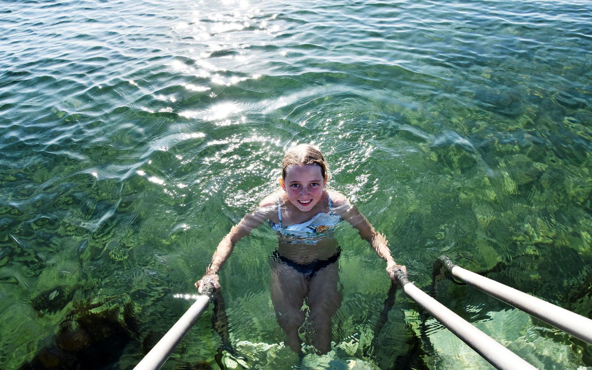 Amanda Schwartz tog sommarens första dopp vid Ankaret i Varberg på pingstdagen.