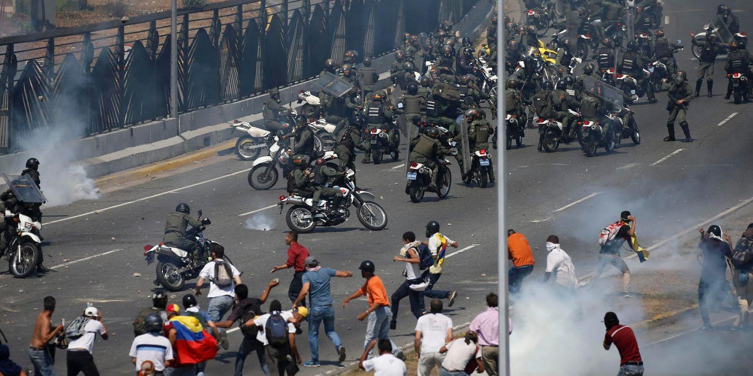 Demonstranter drabbar samman med det venezuelanska nationalgardet.