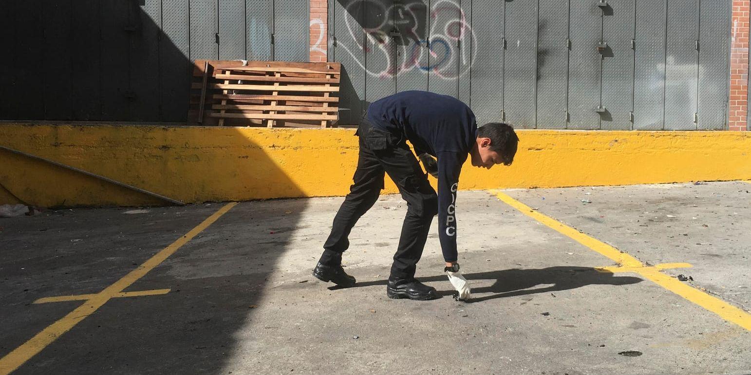 En kriminaltekniker samlar bevis dagen på platsen i Caracas för den påstådda attacken mot Venezuelas president Nicolás Maduro.