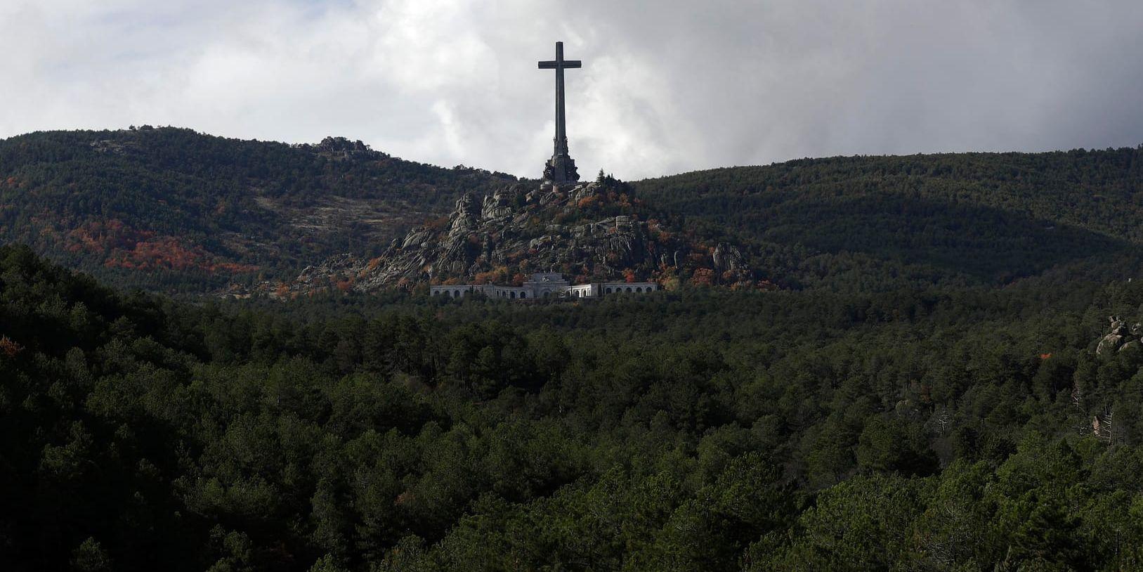 Nu är det klart att den forne spanske diktatorn Francisco Francos grav kommer att flyttas. Nu ligger han begravd i ett mausoleum uthugget i bergssidan i De stupades dal. Arkivbild.