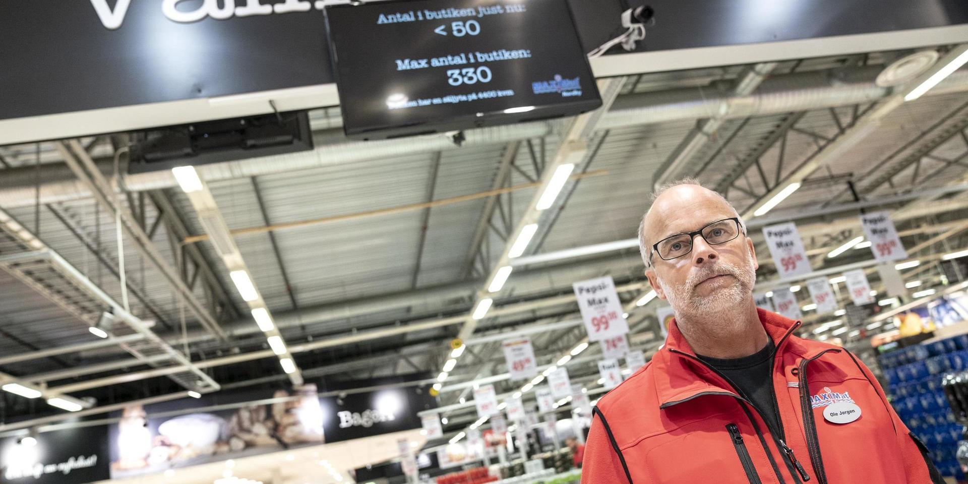 Butikschefen för Maximat hoppas nu att kunderna ska komma tillbaka. Men fortfarande gäller svenska regler. Och det innebär max 330 personer i butiken. 'Vi har installerat ett nytt kamerasystem som sköta jobbet. De räknar hur många som är i butiken', säger Ole Jörgen Lind.