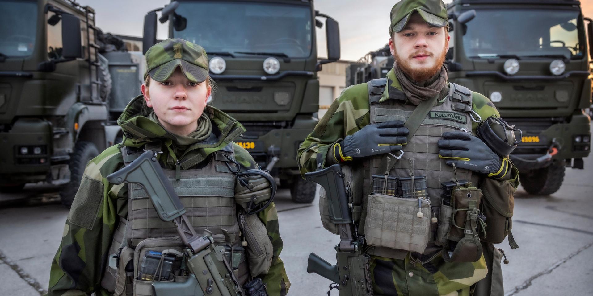 Alice Mårtensson, logistiksoldat från Göta trängregemente, T2, i Skövde, med kollegan Jesper Kullegård.