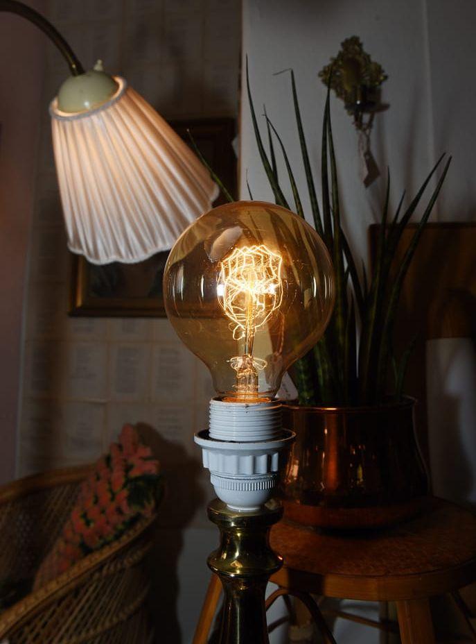 Ljusglimt. Lampor är en sak som Åsa Franzén tipsar om att köpa i begagnat skick. Foto: Malin Strandberg