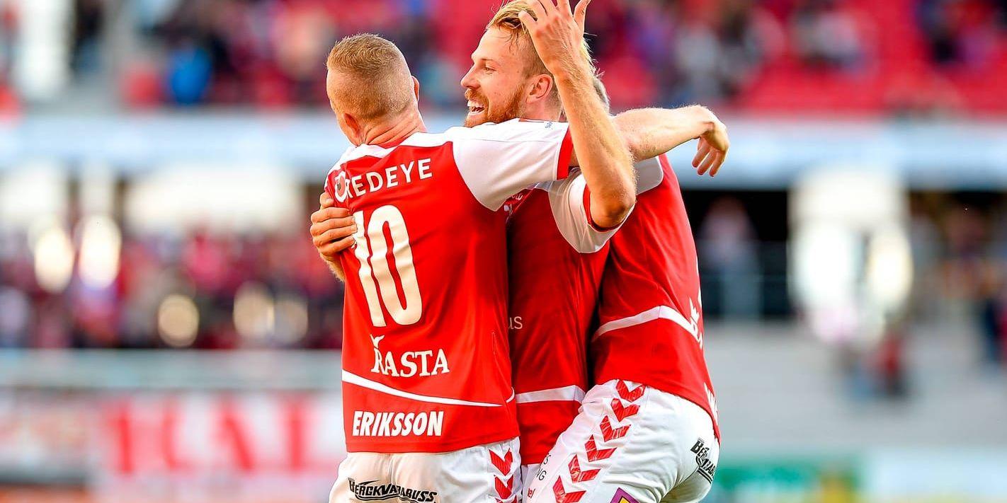 Henri Anier klappas om efter att ha gjort 1–0 för Kalmar mot Östersund.
