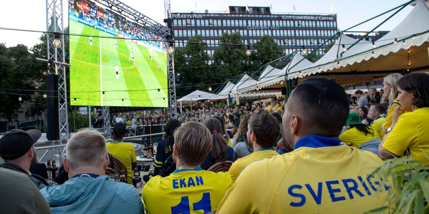 För den som ska följa Sveriges ödesmatch i eftermiddag är det bra läge för utomhustittning. Arkivbild.