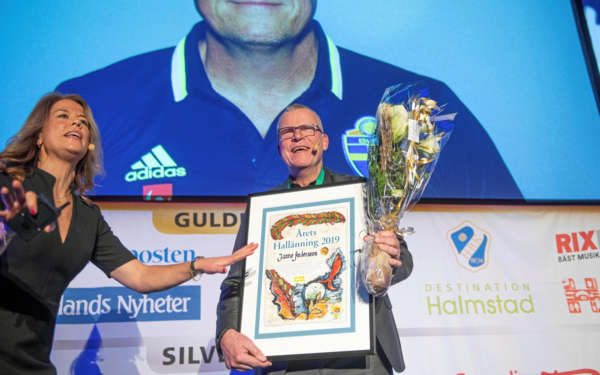 Janne Andersson vann första året när priset delades ut, och förbundskaptenen för herrlandslaget i fotboll fick ta emot priset av MiH:s vd Canita Dagård inför storpublik i Halmstad arena.