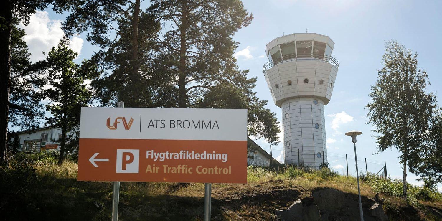 Ett av Luftfartsverkets flygtrafikledningstorn vid Bromma flygplats i Stockholm. Arkivbild.