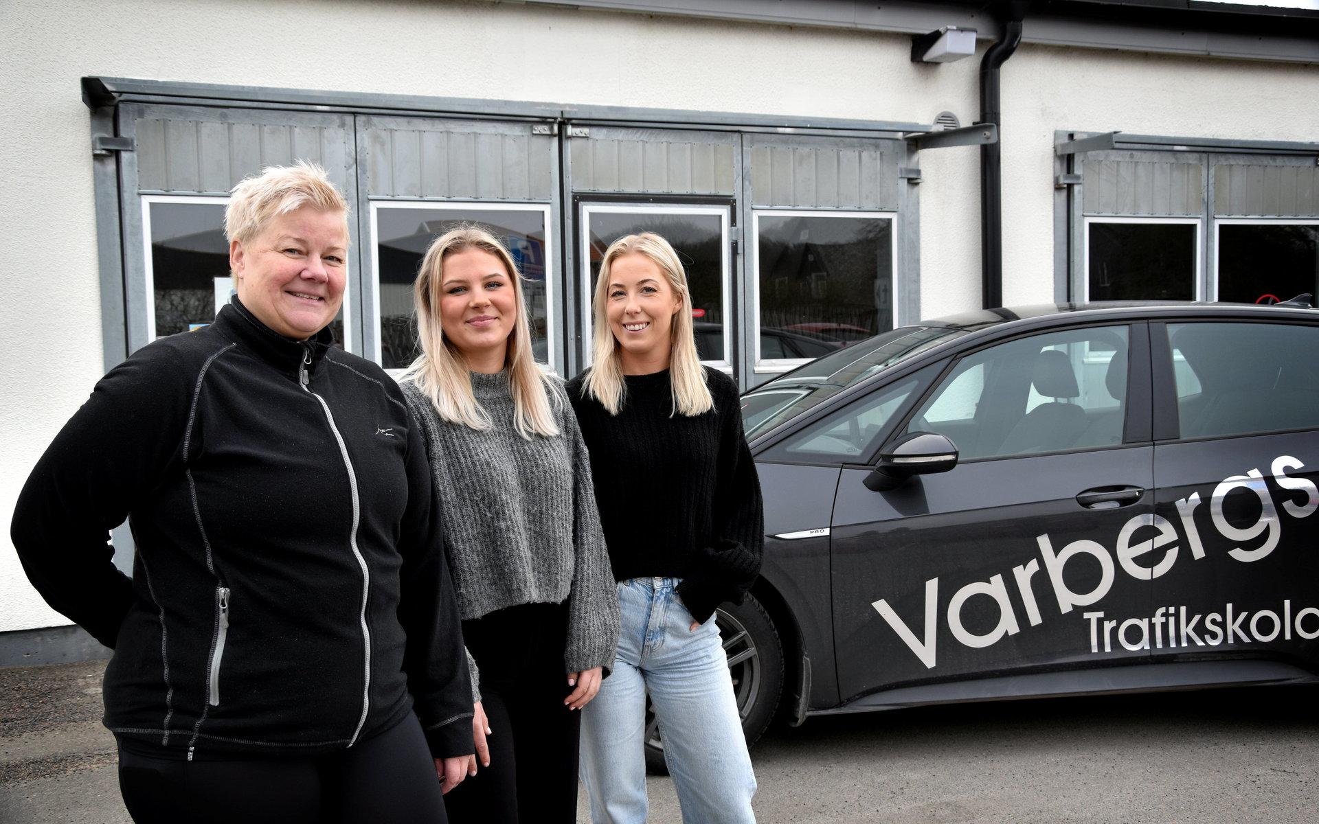 Trafiklärare Annica Färm, med eleverna Matilda Öqvist och Allie Nylund som övningskör för fullt inför sina bokade körkortstider.